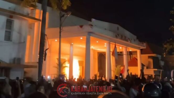 
					Aksi Solidaritas di Tegal Ricuh, Massa Geruduk Mapolresta dan Gedung DPRD