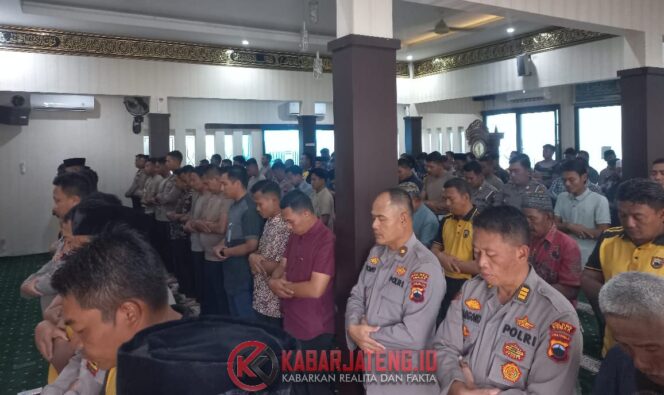
					Polres Demak dan Masyarakat Laksanakan Shalat Gaib untuk Driver Ojol Korban Insiden Aksi Unjuk Rasa