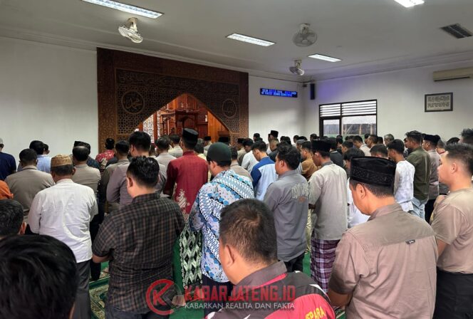 
					Polres Jepara Gelar Shalat Ghaib untuk Driver Ojol yang Gugur di Jakarta