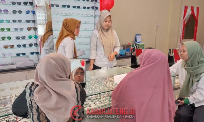 
					Optik Kustin Bersama Lazisnu Semarang Bagikan Ratusan Kacamata Gratis untuk Warga