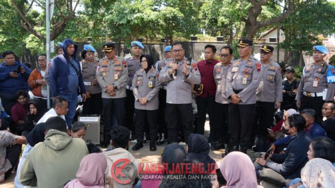 
					Kabid Humas Polda Jateng Temui Orang Tua di Depan Mapolda, Pastikan Anak-Anak dalam Kondisi Baik