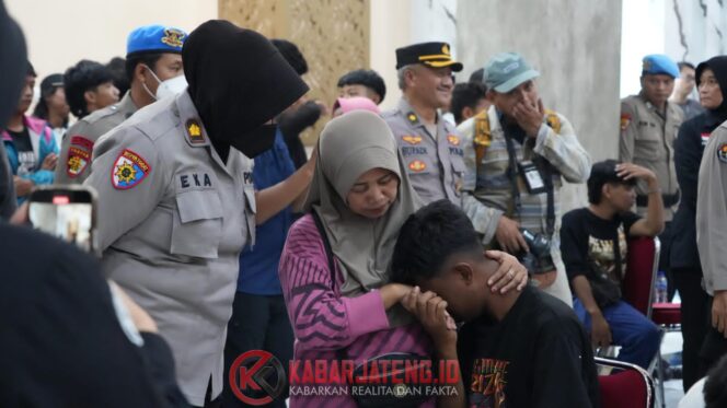 
					Air Mata Haru di Polda Jateng, Orang Tua Sambut Kepulangan Anak yang Terlibat Aksi Anarkis