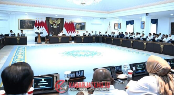
					Prabowo Pimpin Sidang Kabinet, Tekankan Soliditas TNI-Polri dan Stabilitas Nasional