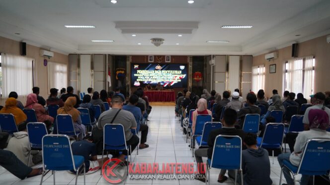 
					Polrestabes Semarang Pulangkan 63 Pelajar yang Terlibat Aksi Unjuk Rasa kepada Orang Tua