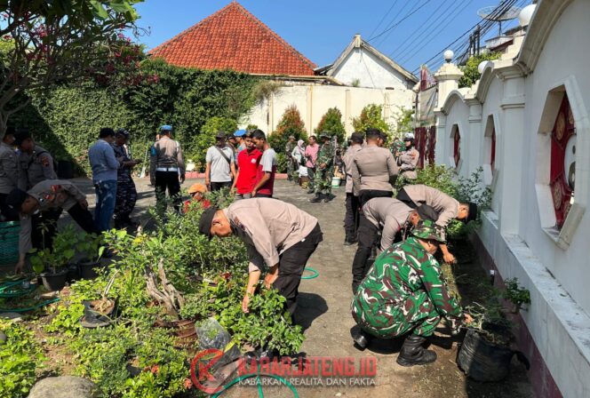 
					Sinergi TNI-Polri dan Warga Jepara, Gelar Aksi Bersih-Bersih Tempat Ibadah