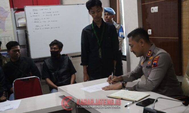 
					Kapolres Demak Terima Audiensi HMI, Tegaskan Tak Bisa Putuskan Pencopotan Kapolri