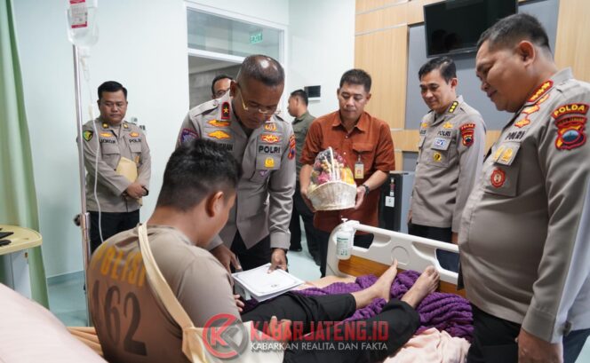 
					Waka Polda Jateng Jenguk Lima Anggota yang Terluka Saat Amankan Kerusuhan di Semarang