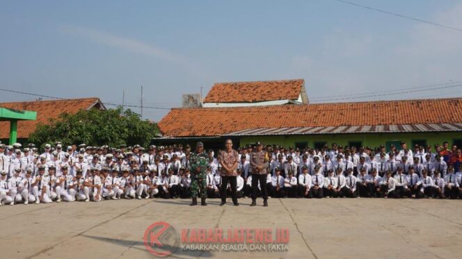 
					Cegah Provokasi Demo, TNI-Polri Batang Beri Edukasi ke Pelajar
