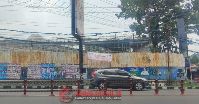 
					Pembangunan Rumah Makan di Jalan Sultan Agung Semarang Mangkrak, Diduga Langgar PBG dan Aturan Sempadan