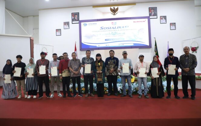 
					Lindungi Hak Masyarakat Hukum Adat dan Jaga Warisan Leluhur, Kementerian ATR/BPN Sosialisasikan Pendaftaran Tanah Ulayat di Enrekang
