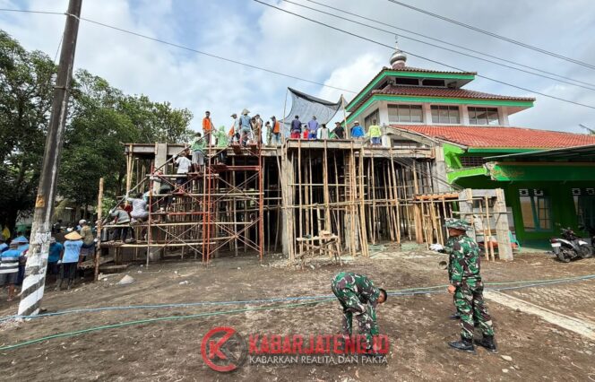
					Gotong Royong Renovasi Masjid, TNI-Polri dan Warga Cilacap Wujudkan Kemanunggalan