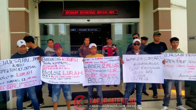 
					Warga Sidorejo Geruduk Kejari Demak, Desak Kepastian Penanganan Dugaan Mark Up Dana Desa