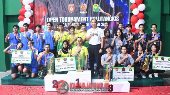 
					Pangdam IV/Diponegoro Tutup Turnamen Bulu Tangkis Piala Panglima TNI di Semarang