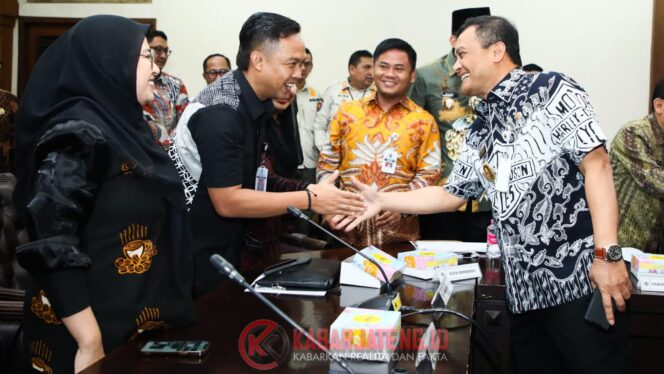 
					Kumpulkan Bupati-Wali Kota dan DPRD Se-Jateng, Ahmad Luthfi Minta Tidak Ada Kenaikan Tunjangan DPRD