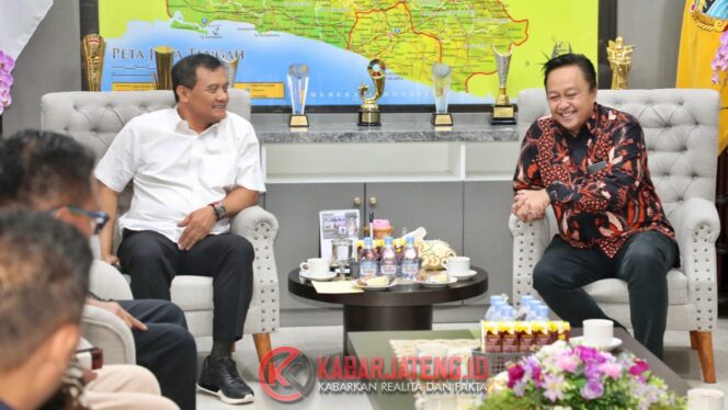 
					1.000 Pelari Ikuti Friendship Run Borobudur Marathon 2025 di Solo, Gubernur Ahmad Luthfi Tekankan Peran UMKM