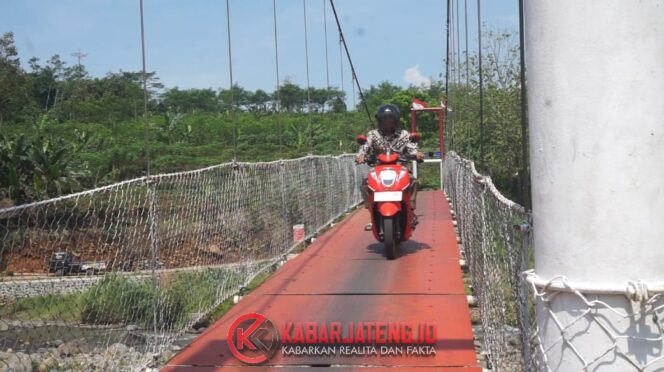 
					Impian Tiga Dekade Terwujud, Warga Kranggan Batang Nikmati Jembatan Gantung Hasil Kerja Sama dengan TNI