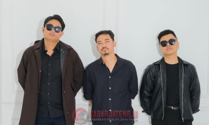 
					Dari kiri ke kanan, Hanif (bassis & vokalis), Azka (drummer), Haidar (gitaris).