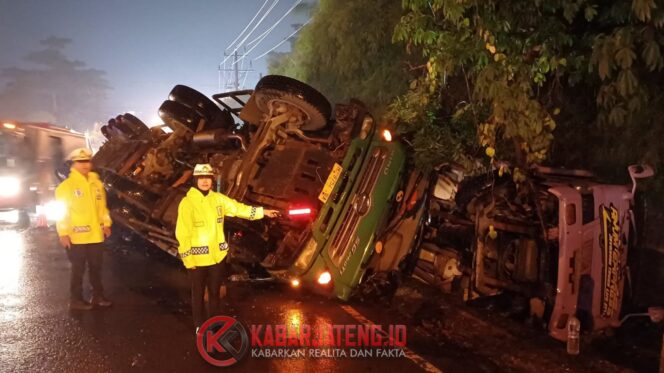 
					Truk Trailer Bermuatan Kayu Log Terguling di Tanjakan Lemah Abang, Tidak Ada Korban Jiwa