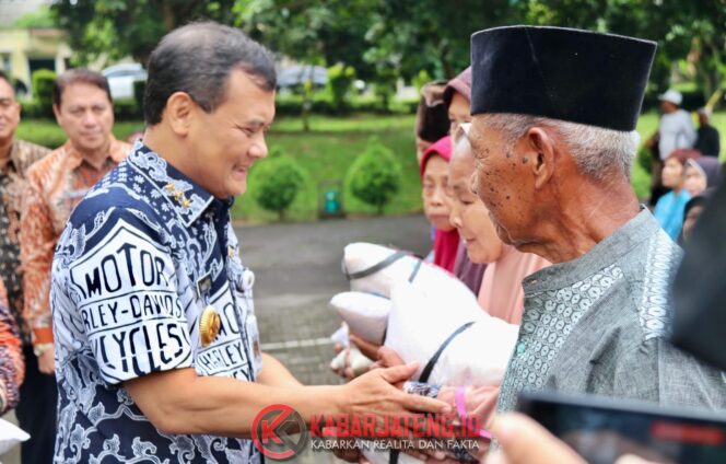 
					Gubernur Jateng Ahmad Luthfi Salurkan 6 Ton Beras untuk Warga Rentan