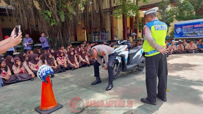 
					Satlantas Polres Demak Edukasi Pelajar tentang Tertib Berlalu Lintas dan Safety Riding