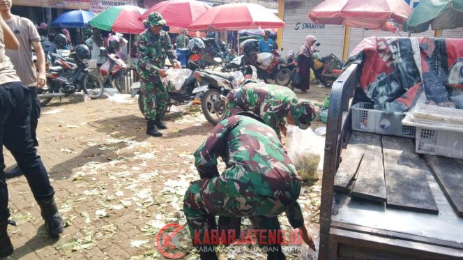 
					HUT ke-80 TNI, Kodim 0713/Brebes Gelar Kerja Bakti Bersihkan Pasar Induk