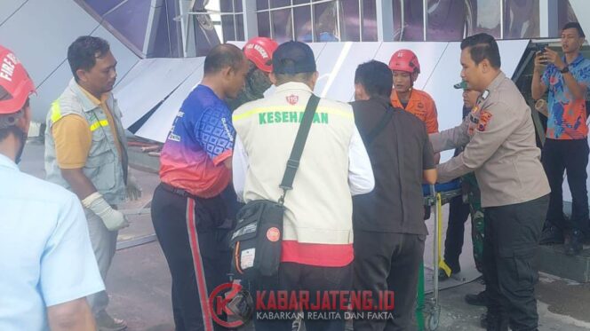 
					Quick Response Petugas, Evakuasi Cepat Korban Ambruknya Atap Teras Kantor KPT Brebes