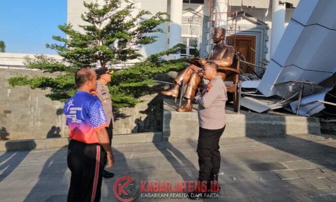 
					Kapolres Brebes Tinjau Lokasi Atap Kantor KPT yang Ambruk, Dua Pekerja Jadi Korban