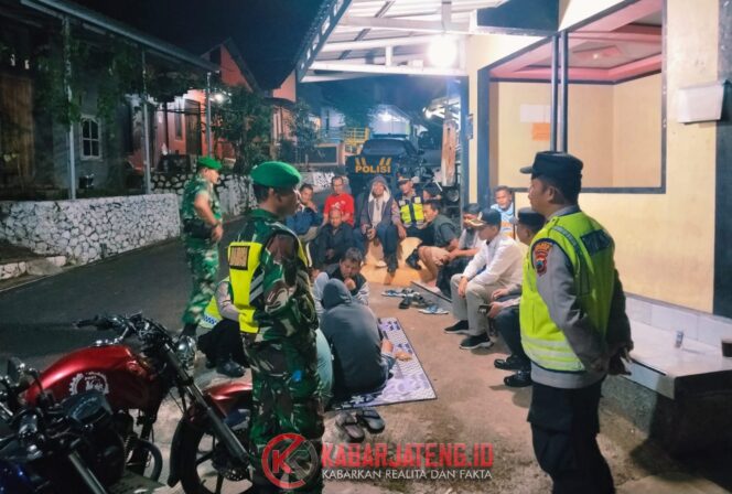 
					Koramil 03/Gringsing Bersama Ormas dan Linmas Gelar Patroli Siskamling