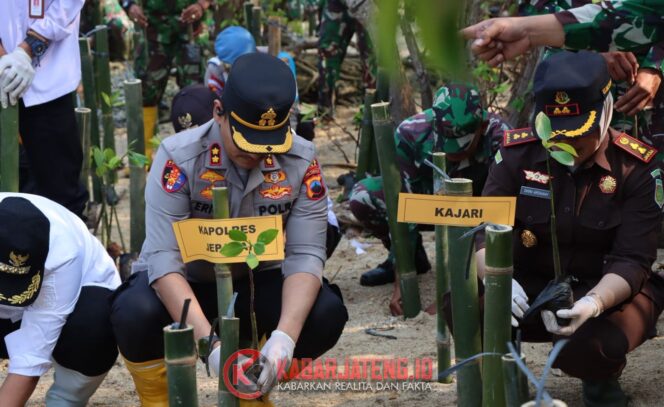 
					Kapolres Jepara Ikut Tanam Mangrove dan Bersih-Bersih Pantai Sambut HUT TNI ke-80