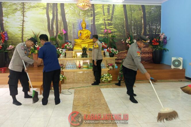 
					TNI-Polri Bersama Warga Donorojo Gelar Aksi Bersih-Bersih Tempat Ibadah Sambut HUT TNI ke-80