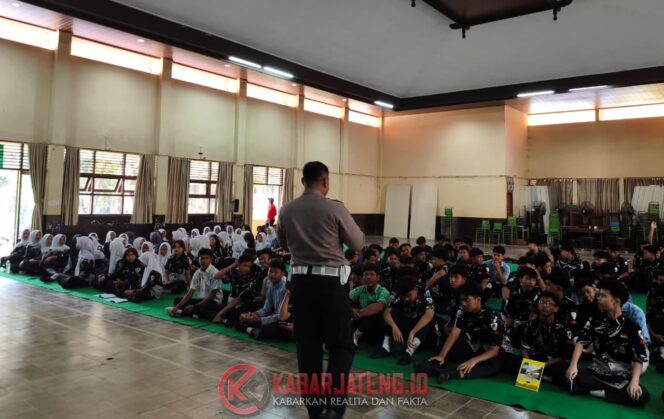 
					Satlantas Polres Jepara Beri Edukasi Tertib Lalu Lintas dan Safety Riding di SMKN 2 Jepara