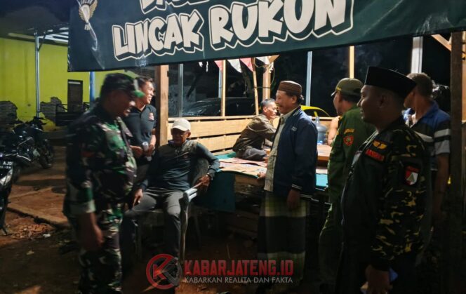 
					Minimalisir Tindak Kejahatan, Babinsa Koramil 08/Wonotunggal Ajak Warga Giatkan Siskamling