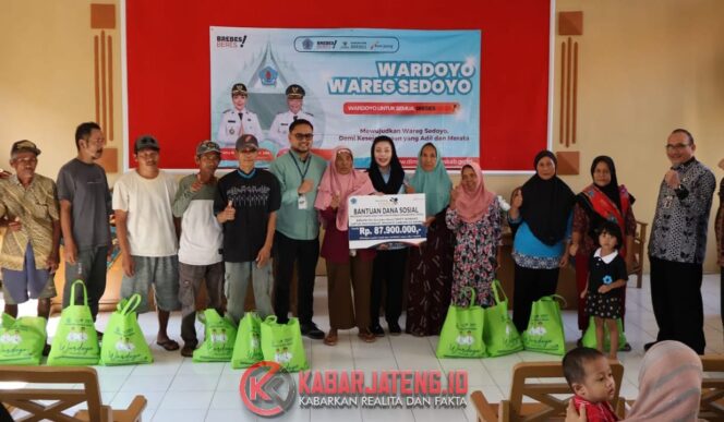 
					400 Warga Songgom Brebes Terima Bantuan Sosial Program “Wareg Sedoyo”