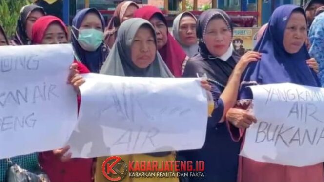 
					Warga Randusanga Wetan Datangi Kantor PDAM Brebes, Protes Air Mati Tiga Bulan
