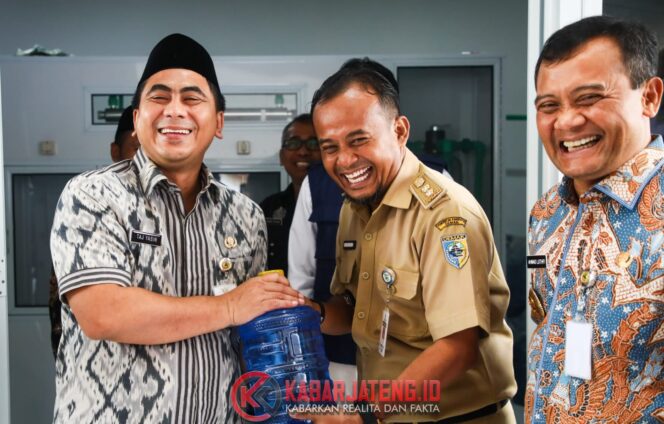 
					Ahmad Luthfi Resmikan Instalasi Desalinasi di Desa Banjarsari, Demak untuk Penuhi Kebutuhan Air Bersih Warga
