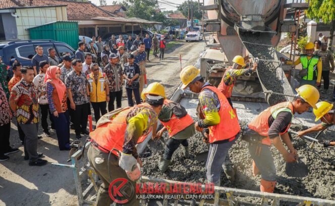 
					Ahmad Luthfi Tinjau Perbaikan Jalan Wiradesa–Kajen, Akses Vital Konektivitas Pekalongan