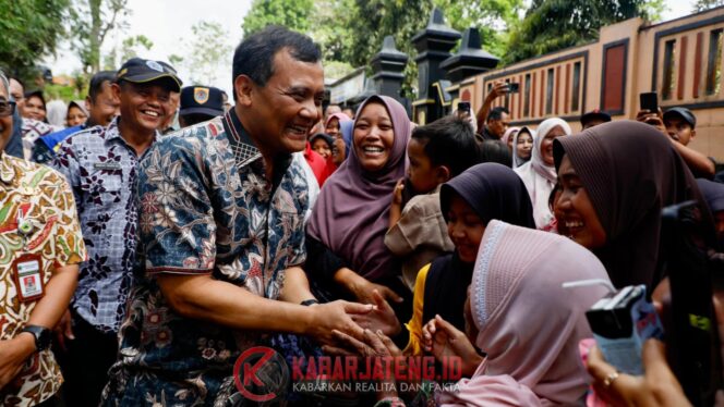 
					Ahmad Luthfi Tinjau Jalan Rusak di Tembongraja Brebes, Warga Sambut dengan Gembira