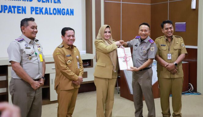 
					BPN Jateng Serahkan 75 Sertipikat Aset Pemkab Pekalongan, Perkuat Legalitas dan Dukungan Pembangunan Daerah