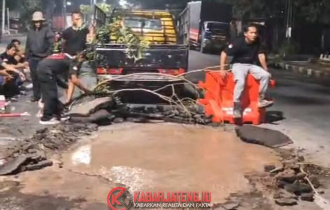 
					Relawan Gabungan Semarang Cor Jalan Berlubang di Suratmo untuk Cegah Kecelakaan