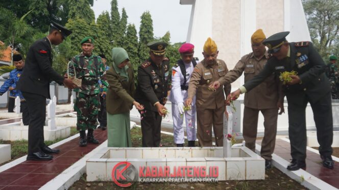 
					Dandim 0736/Batang Pimpin Upacara Ziarah Nasional Peringati HUT ke-80 TNI