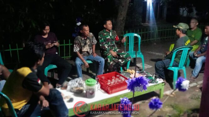 
					Serma Zaenal Sambangi Pos Kamling Tambak Boyo, Ajak Warga Waspada Cuaca Ekstrem