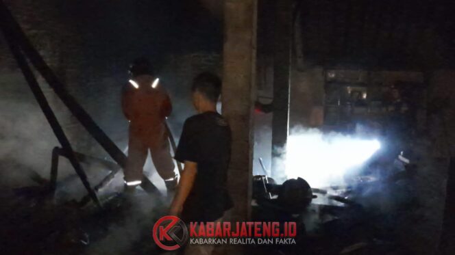 
					Lupa Matikan Tungku, Separuh Rumah Warga Beji Ungaran Timur Hangus Terbakar