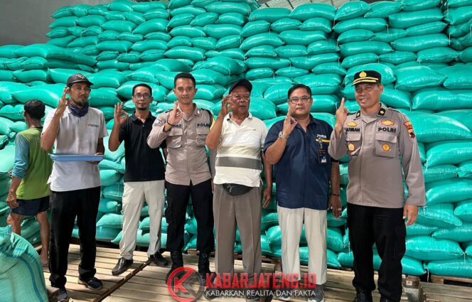 
					Polres Jepara Kawal Ketat Distribusi Puluhan Ton Jagung Petani ke Bulog Pati