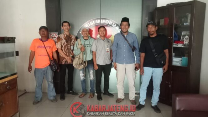 
					Prodem Jateng Datangi KIP, Pertanyakan Salinan Ijazah Jokowi