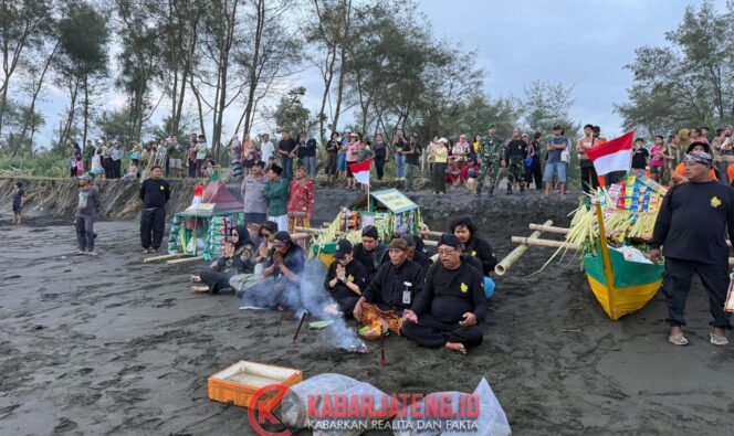 
					Doa Bersama dan Larung Sesajen di Gunung Srandil, Bentuk Syukur Prajurit Yonif TP 838/PW dan Warga