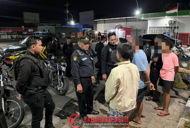 
					Tim Patroli Siraju Polres Jepara Bubarkan Pesta Miras Berkat Laporan Call Center 110
