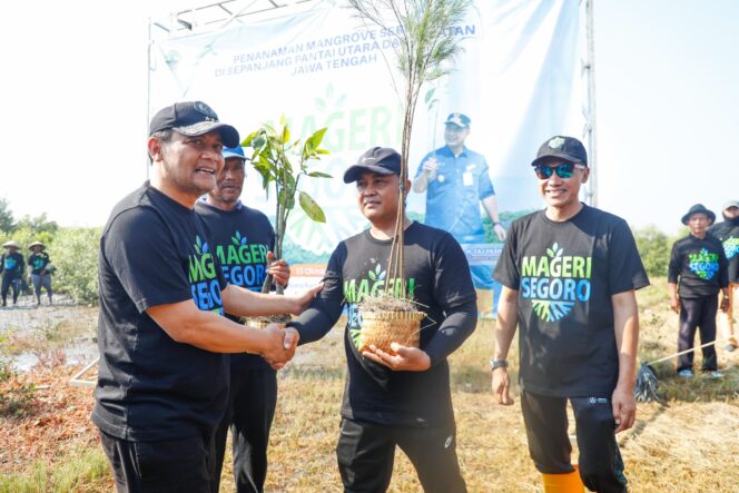 
					Gubernur Ahmad Luthfi Guyoni Wali Kota Tegal saat Acara Mageri Segoro: “Aja Mung Kromas-Kramas Wae”