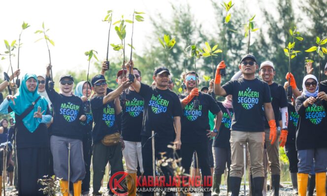 
					Gubernur Ahmad Luthfi Raih Rekor Dunia MURI Lewat Penanaman 1,9 Juta Mangrove Serentak