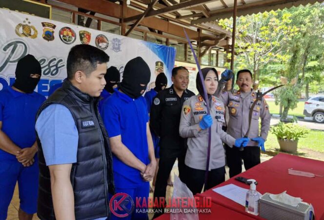 
					Satreskrim Polres Salatiga Tangkap Tujuh Pelaku Pengeroyokan dan Kepemilikan Sajam di JLS