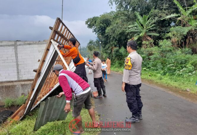 
					Polisi Bergerak Cepat Tangani Dampak Puting Beliung di Bojong
